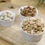 Hvilke snacks kan jeg servere med pølser og øl til en Bayern München-kampeftermiddag?